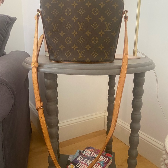 Authentic Louis Vuitton Drouot crossbody handbag - Picture 3 of 6